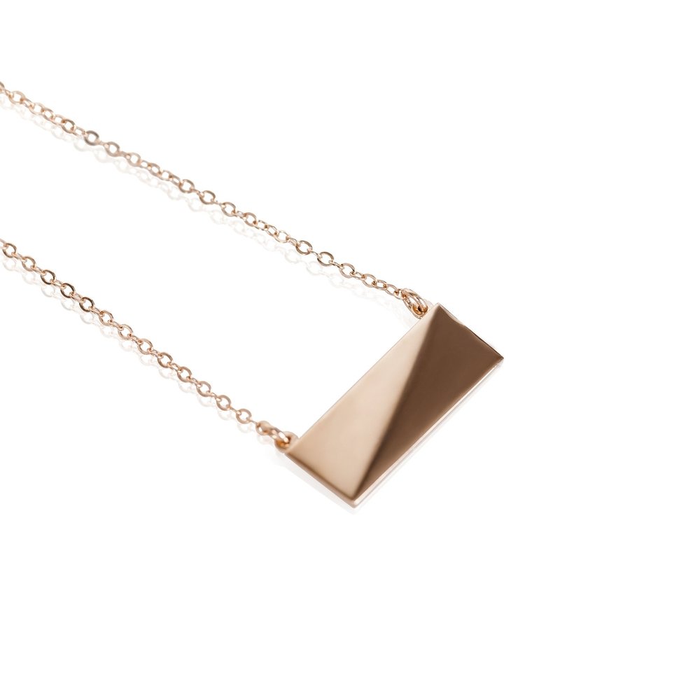 This classic Flex Necklace is the perfect way to accessorize your ensemble. Crafted with brass and plated with 14K Rose Gold, it will stay shiny and durable for years to come. This necklace is sure to make a statement. 